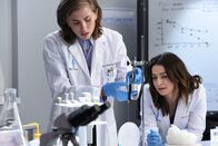 Grey's Anatomy – Neue Kolleginnen: E.R. Fightmaster als Dr. Kai Bartley, Caterina Scorsone als Dr. Amelia Shepherd