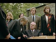 Inspector Barnaby – v.r.) sowie die zukünftige Mrs. Trace, Katherine Lacey (Emily Mortimer, r.). Doch ist die Trauer wirklich echt?