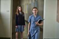 First Day - Ich bin Hannah – Hannah (Evie MacDonald, r.) befürchtet, dass Isabella (Isabel Burmester, l.) diejenige ist, die ihre Identität als Transgender-Mädchen im Klassenchat verraten hat. Doch Isabella will diese Behauptung nicht auf sich sitzen lassen.
