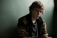 American Horror Story – (1. Staffel) - Der Teenager Tate (Evan Peters) hat Schwierigkeiten, soziale Beziehungen zu anderen Menschen aufzubauen ...