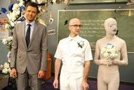 Community – Auf der Abschlussfeier von Jeff (Joel McHale, l.) geht es nicht ganz mit rechten Dingen zu. Das kann auch Studienleiter Pelton (Jim Rash, M.) schwer übersehen ...