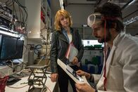 Einstein – Dank Einsteins (Tom Beck, r.) genialen Fähigkeiten wird schon bald klar, dass der vom Himmel gefallene Tote in einen Bankraub verwickelt war. Gelingt es Elena (Annika Ernst, l.), dessen Komplizen ausfindig zu machen?; Dank Einsteins (Tom Beck, r.) genialen Fähigkeiten wird schon bald klar, dass der vom Himmel gefallene Tote in einen Bankraub verwickelt war. Gelingt es Elena (Annika Ernst, l.), dessen Komplizen ausfindig zu machen?