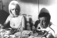 Der Partyschreck – Nicht nur an der Seite des Starlets Linda (Gaye Scott) verwandelt der arglose Statist Hrundi V. Bakshi (Peter Sellers) die piekfeine Hollywood-Party in ein kunterbuntes Chaos. : Honorarfrei bei Nennung ARD - Filmredaktion, Frankfurt, Bertramstr. 8, Tel.: 069/ 1509378