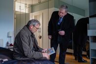 Der Staatsanwalt – Hagen Freitag (Michael Roll, l.) gibt seinem alten Freund, Oberstaatsanwalt Bernd Reuther (Rainer Hunold, r.) Hinweise zum Tathergang.