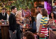 The Neighborhood – (v.l.n.r.) Dave Johnson (Max Greenfield); Gemma Johnson (Beth Behrs); Marty Butler (Marcel Spears); Chloe (Alexandra Chando)