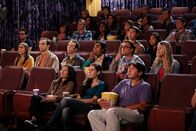 The Big Bang Theory – v.l.n.r.) Amy (Mayim Bialik), Sheldon (Jim Parsons), Stuart (Kevin Sussman), Raj (Kunal Nayyar), Leonard (Johnny Galecki) und Penny (Kaley Cuoco) ...