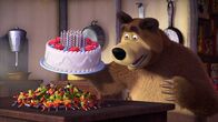 Mascha und der Bär – Der Bär freut sich über seine Geburtstagstorte und Obstspieße.