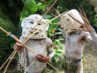 Verrückt nach Meer – Bei einer Hochland-Tour auf Papua-Neuguinea bekommen die Passagiere der "Grand Lady" einen Einblick in traditionelle Riten der Ureinwohner.