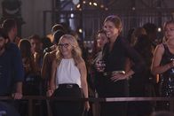 Lucifer – Linda (Rachael Harris, l.) trifft das erste Mal auf Lucifers Mutter Charlotte (Tricia Helfer, r.) und liefert ihr unwissentlich gefährliche Informationen ...