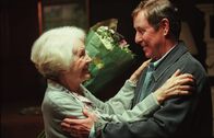 Inspector Barnaby – Lieblingstante und Lieblingsneffe begrüßen einander: Alice Bly (Phyllis Calvert) und Tom Barnaby (John Nettles).