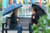 Akte X - Die unheimlichen Fälle des FBI – Monica Reyes (Annabeth Gish, r.) macht Scully (Gillian Anderson, l.) gegenüber ein Geständnis, dass endlich ein wenig Licht ins Dunkel bringt ...