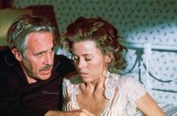 Julia – Die amerikanische Autorin Lillian Hellman (Jane Fonda) plagen Sorgen, ihr Partner Dashiell Hammett (Jason Robards) möchte helfen.