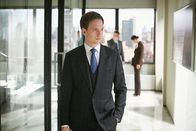 Suits – Die Ereignisse haben sich überschlagen: Mike (Patrick J. Adams) ist nicht länger Anwalt, sondern Investmentbanker in Jonathan Sidwells Firma und nunmehr ein Mandant von Pearson Specter.