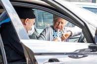 Aktenzeichen XY ... ungelöst – Auf einem vollen Parkplatz eines Supermarkts spielen sich dramatische Szenen ab: Eine Frau wird in ihrem Auto von einem Fremden bedroht und schließlich entführt.