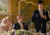 Sherlock – Sherlock (Benedict Cumberbatch, re.) hält auf der Hochzeit von John (Martin Freeman) und Mary (Amanda Abbington) eine bewegende Rede.