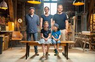 Die Scheune – Schreinermeister Stephan Flick und Familie Schmidt samt Holzbank.