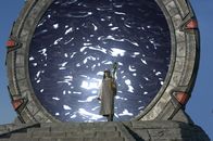 Stargate – Ein Prior der Ori (Larry Cedar, re.) taucht auf einem der Planeten auf, die von den Menschen geschützt werden. Er predigt von neuen Göttern...
