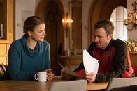 Der Bergdoktor – Nachdem Gregor ihr einen neuen Vertrag vorgelegt hat, möchte Anne (Ines Lutz) wissen, was Hans (Heiko Ruprecht) davon hält.