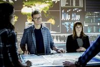Navy CIS: L.A. – Kann die kriminelle Bande mit Hilfe von Nells (Renée Felice Smith, r.) Schwester Sydney von Homeland Security gestoppt werden? Da sich Nell weigert, bleibt es an Eric (Barrett Foa, l.) mit Sydney zusammenzuarbeiten ...