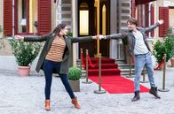 Sturm der Liebe – In ihrem Tagtraum erlebt Denise (Helen Barke, l.) eine unbeschwerte Zeit mit Joshua (Julian Schneider, r.).