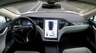 Hightech Revolution - Sternstunden der Technik – Armatur inklusive hochmodernem Bordcomputer eines Teslas.