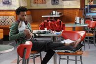 Superior Donuts – Als Franco (Jermaine Fowler) sich den Fuß verletzt, aber für die Arztrechnung nicht aufkommen kann, entschließen sich seine Freunde aus dem Donut Laden, ihm unter die Arme zu greifen, doch er will die Hilfe einfach nicht annehmen ...