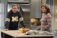 Last Man Standing – Die Baxters wurden nicht zu der Party ihrer Nachbarn eingeladen. Vanessa (Nancy Travis, r.) findet heraus, dass Mikes (Tim Allen, l.) Verhalten bei der letzten Party dafür verantwortlich ist. Wird er das wieder gerade biegen können?