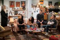 How I Met Your Father – (v.l.n.r.) Sophie (Hilary Duff); Ellen (Tien Tran); Valentina (Francia Raisa); Charlie (Tom Ainsley); Jesse (Christopher Lowell)
