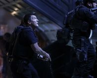 The Rookie – Officer John Nolan (Nathan Fillion) führt seine Einheit in ein Anwesen, um mögliche weitere Opfer vor Rosalind zu schützen.