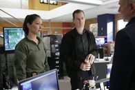 Navy CIS – Versuchen alles, um die entführte Tochter von Sarah Porter zu finden: NCIS Special Agent Valerie Page (Christina Chang, l.), McGee (Sean Murray, M.) und Gibbs (Mark Harmon, r.)