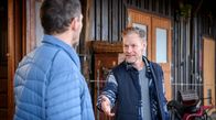 Sturm der Liebe – Markus (Timo Ben Schöfer, l.) reagiert reserviert, als er Philipps leiblichen Vater (Steffen Wink, r.) kennenlernt.