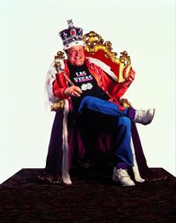 King Ralph – Die gesamte britische Königsfamilie wird auf tragische Weise ausgelöscht. Der nächste Verwandte der Royals ist der windige Barpianist Ralph Hampton Gainesworth Jones (John Goodman), der nun einspringen muss, um die Monarchie aufrechterhalten zu können ...