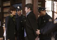 Castle – Kate Beckett (Stana Katic, l.) lässt sich nicht vom nonchalant - rotzigen Charme des Bestsellerautors Richard Castle (Nathan Fillion, 2.v.r.) einwickeln und muss ihn öfter vehement in seine Schranken weisen ...