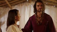 Almost Paradise – Lourdes (Sarah Edwards) und Winston Strong (Jackson Gallagher)