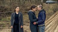 Stralsund – Nina Petersen (Katharina Wackernagel, l.) ist erleichtert, dass sie eine Auseinandersetzung zwischen Maren Brandt (Franziska Hartmann) und Henrik Brandt (Barnaby Metschurat) klären konnte.