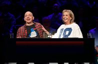 Wer weiß denn sowas? – Rateteam-Kapitän Bernhard Hoëcker (l.) mit der Schauspielerin Diana Körner (r.).