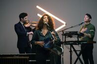 Echoes – Léonie Pernet stellt ihre jüngste Veröffentlichung vor, auf der sie musikalische Leichtfüßigkeit und tiefe Melancholie mit politischem Engagement verbindet. Die Multi-Instrumentalistin mit dem warmen Timbre verzaubert die Zuschauer.