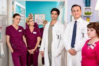 Bettys Diagnose – Besprechung des Stationsteams im Schwesternzimmer (v.li.): Betty Dewald (Bettina Lamprecht), Lizzy Riedmüller (Theresa Underberg), Dr. Marco Behring (Maximilian Grill), Tobias Lewandowski (Eric Klotzsch), Talula Pfeifer (Carolin Walter).