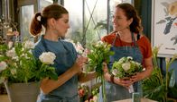 Rote Rosen – Tina (Katja Frenzel) arbeitet Valerie (Maike Johanna Reuter) in der Gärtnerei ein und erkennt deren Talent fürs Blumenbinden – Valerie ist überrascht!