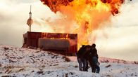 Thin Ice – Thin Ice Staffel 1 Folge 2 Kein Internet und Mobilfunk mehr in Tasilaaq: Miki Jacobsen als Nakinngi, Angunnguaq Larsen als Enok Lynge, Julie Ella Eigaard als Aaja Lynge Copyright: SRF/Banijay Rights