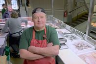 Im Bauch von ... – Der Fischhändler Kalevi Miettinen gibt den Kunden an seinem Marktstand im Stadtteil Hakaniemi gerne persönliche Kochtipps.