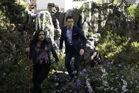 Charmed – Maggie Vera (Sarah Jeffery, l.); Harry Greenwood (Rupert Evans, r.)