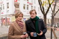 Huck – Ein Mineralwasserbrunnen ist vergiftet worden - Daniela Rath (Karin Giegerich, l.), die Chefin des Tiefbauamts, will nicht, dass Huck (Patrick von Blume, r.) seine Nase in Dinge steckt, die ihn nichts angehen.
