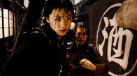 Blood - The Last Vampire – Als ihr Vater ermordet wird, gelingt es Alice (Allison Miller, r.) in letzter Minute zu Saya (Gianna Jun, l.) zu flüchten. Dort ist sie jedoch nur für kurze Zeit in Sicherheit ...