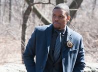 Elementary – Det. Bell (Jon Michael Hill) versucht herauszufinden, wer Zach Piller getötet hat, einen Mann, der Aufklärungsdrohnen in Afghanistan geflogen hatte ...