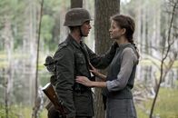 Der Überläufer – Eine große Liebe: Walter Proska (Jannis Niewoehner) und Wanda (Malgorzata Mikolajczak). Weitere Fotos auf Anfrage.