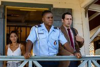 Death in Paradise – DS Cassell (Joséphine Jobert, l.), Sergeant Hooper (Tobi Bakare, M.) und DI Parker (Ralf Little, r.) werden mit einem Mordfall konfrontiert, bei dem der Mörder scheinbar sofort feststeht. Doch die Beamten glauben, es steckt mehr dahinter.