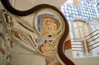 Gaudí - Architekt der Moderne in Barcelona – Formen und Farben im Stil des Architekten Gaudí lassen sich auch im Treppenhaus der Casa Batlló finden.