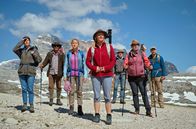 Eine harte Tour – V.l. Victoria Mayer, Roeland Wiesnekker, Anna Unterberger, Anna Schudt, Thomas Loibl, Elena Uhlig und Moritz Führmann) beschließt, eine von Clemens vor seinem Tod gemeinsam geplante Wanderung zu gehen und in der Gipfelkapelle zum Gedenken ein Foto von ihm aufzuhängen. Doch wer soll mit? Die Witwe? Die Neue (Anna Unterberger)? Und wer bestimmt eigentlich, wer gefragt werden soll? Zunächst brechen die drei verbleibenden Paare auf – doch als die Rucksäcke geschultert werden, gibt es eine erste Überraschung. Nicht nur die Freundschaften untereinander, sondern auch die ein oder andere Ehe werden auf dieser Tour de Force auf eine harte Probe gestellt …