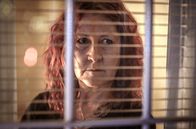 Snow Angels – Kajsa (Cecilia Nilsson) zieht Strippen im Hintergrund.